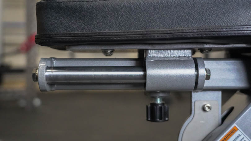 A close image of the way the seat of the AB-5000 adjusts