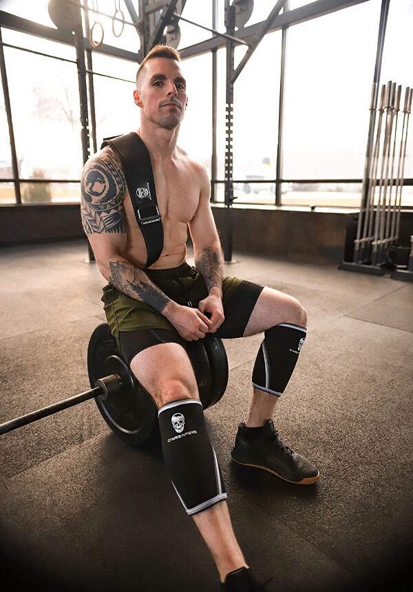 Man sitting with the gymreapers quick locking belt.