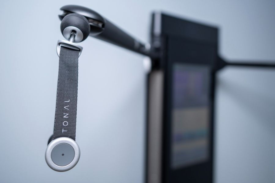 Smart handle attached to the Tonal 