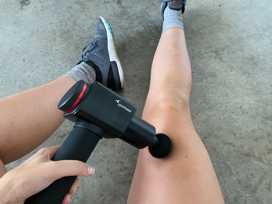 Using the Sportneer Elite D9 massage gun on quads