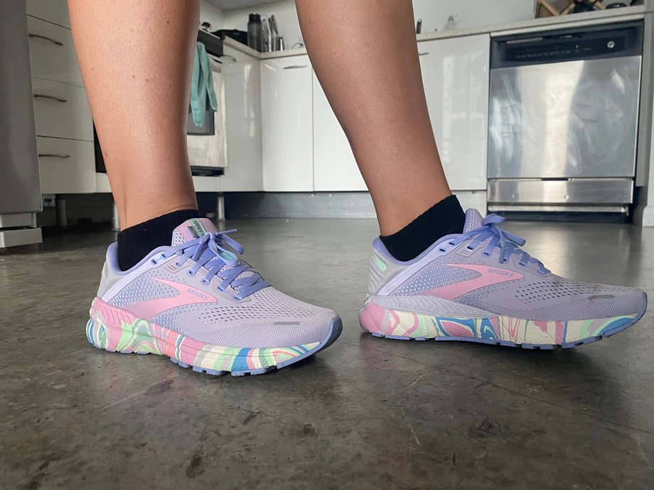 Best Walking Shoes for Flat Feet (2025): 8 Pairs for Overpronation and Low Arches