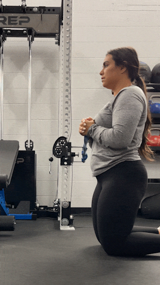 woman doing pallof press