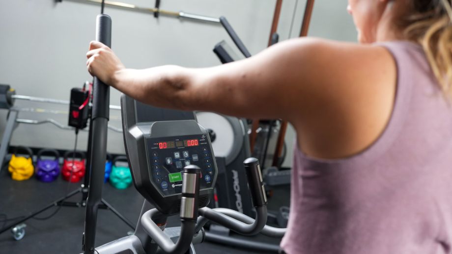 A woman using the display on the Horizon EX59