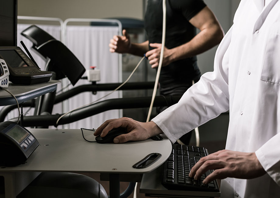 doctor-supervising-treadmill-stress-test