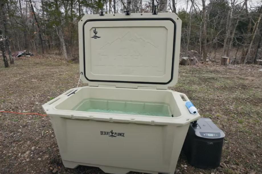 AN image of the Desert Plunge Grizzly Wide 450, open and filled with water