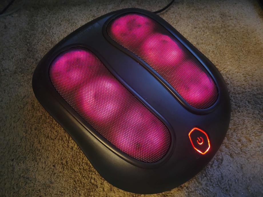 A good look at the Nekteck Foot Massager in heat mode.