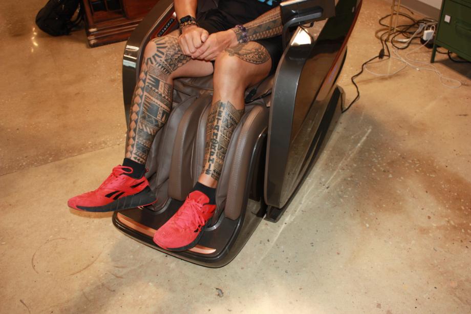 A close look at the calf massager on a Costway Therapy 22 Massage Chair.