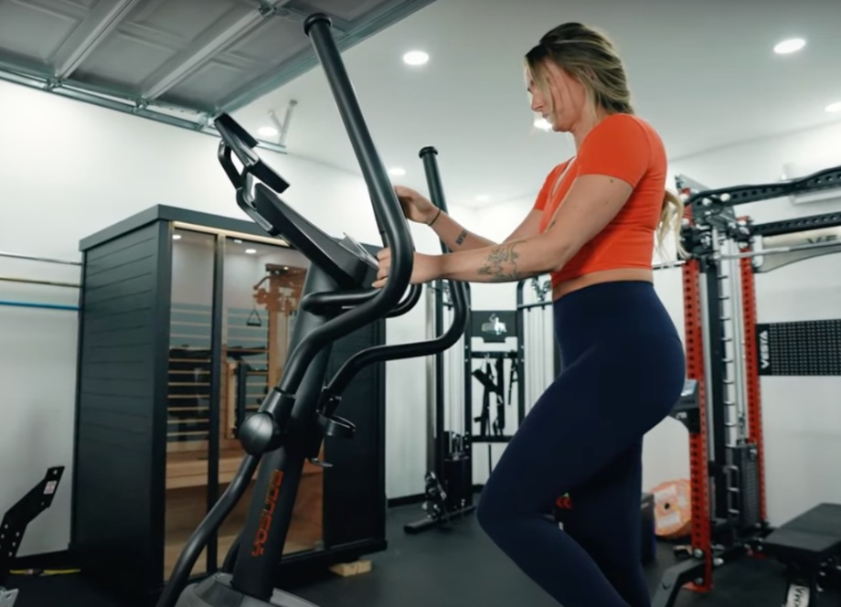 A woman working out using the Yosuda Elliptical what muscles does an elliptical work