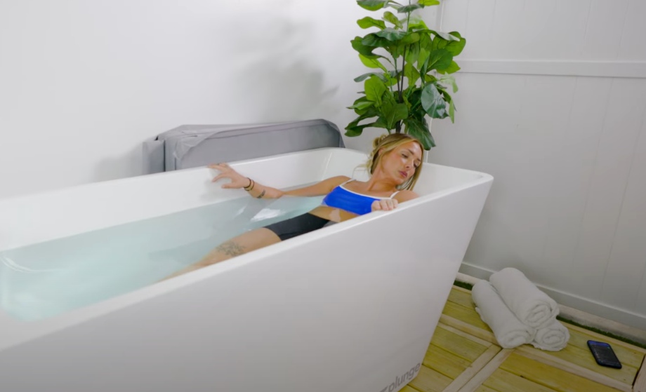 Our expert tester Lindsay Scheele, CPT, using the Plunge All-In