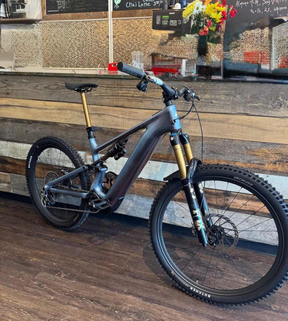 A Speicialized Turbo Levo 4 rests outside a bistro.