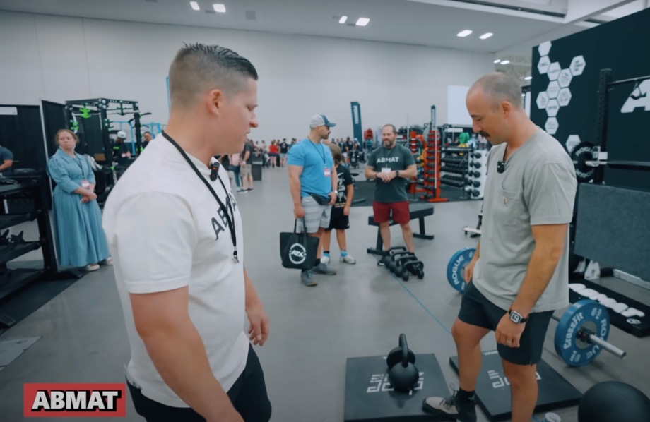 Coop checks out the AbMat at Home Gym Con