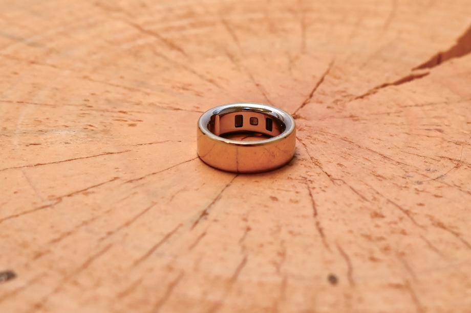 Oura Ring Gen 4 on a wooden slab