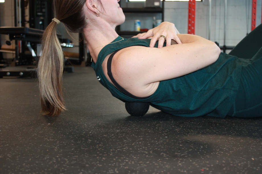 Our tester using the Therabody Wave Solo massage ball