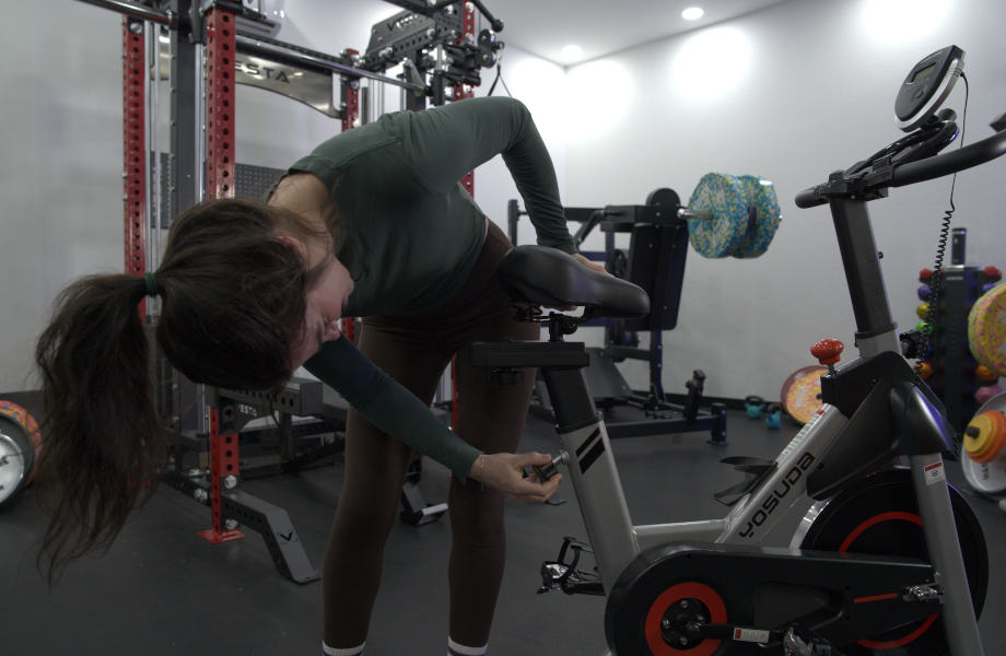Our tester adjusts the seat on a Yosudo Indoor Cycling Bike