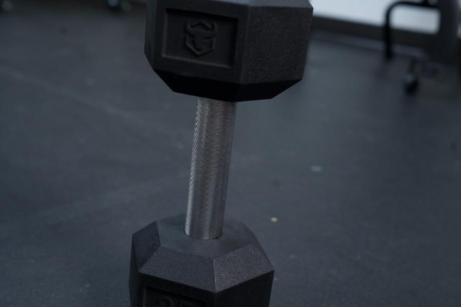 A close look at the knurling on the handle of an Iron Bull Rubber Hex Dumbbell.