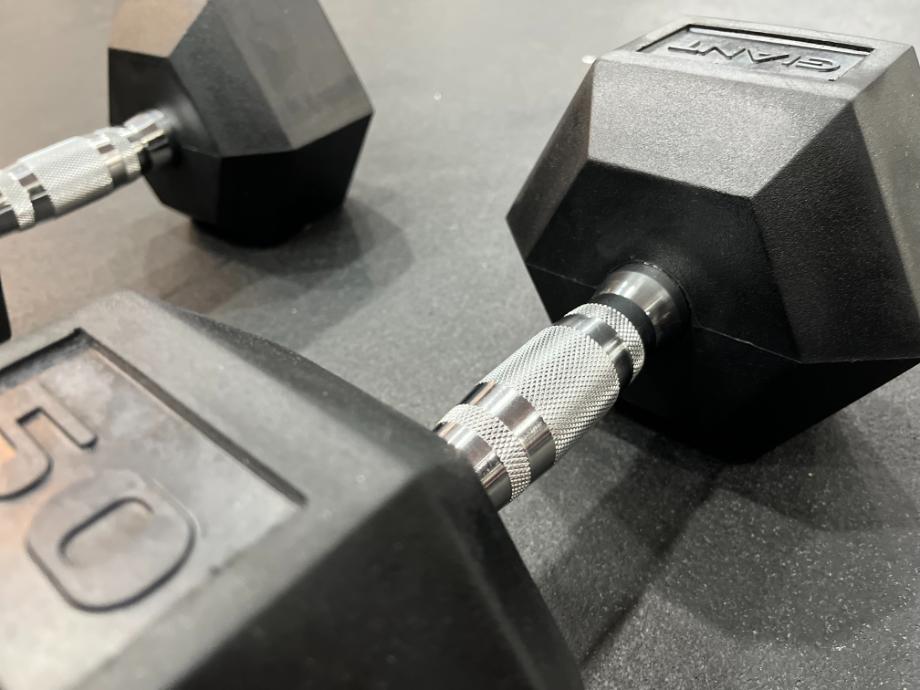A close look at the knurling on the ergonomic handle of a Giant Rubber Hex Dumbbell.