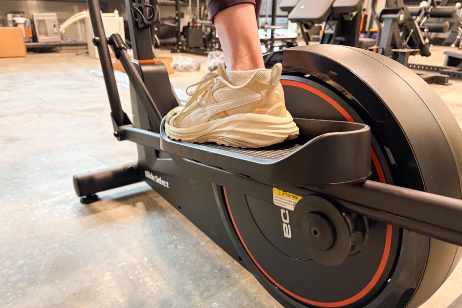 A close look at the pedals on a YOSUDA EM1 Long-Stride Magnetic Elliptical Machine