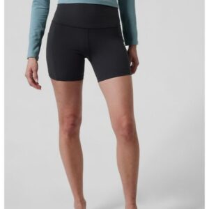 athleta salutation stash pocket short