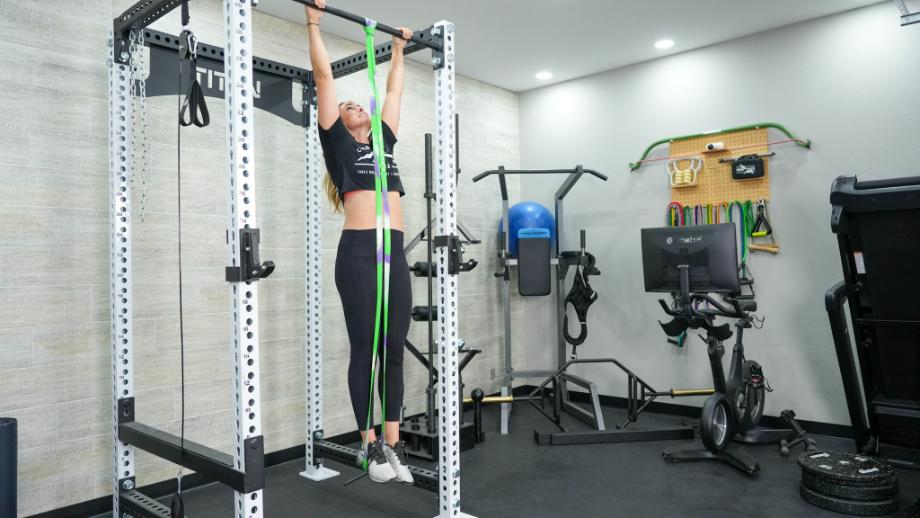A woman working out in a gym with Living.Fit Camo Bands