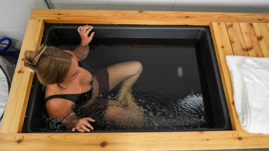 Woman sitting with legs crossed in the Renu Therapy Cold Stoic tub