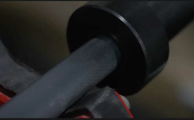 Up close image of the Rogue Ohio Bar 2.0 sleeve knurling.