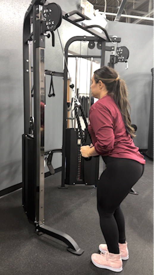 woman doing cable machine tricep pushdowns