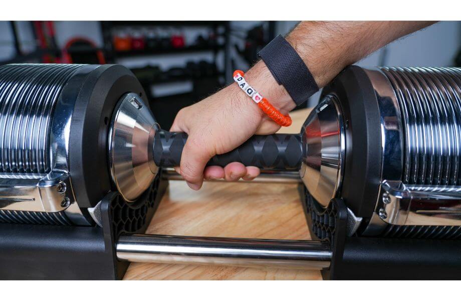 hand grabbing ezblock dumbells