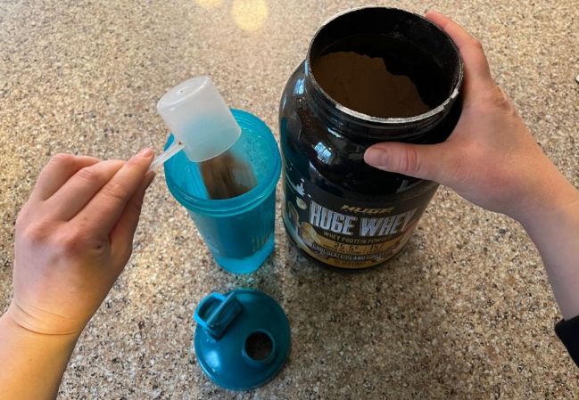 Making people think they get more protein powder in a big container :  r/assholedesign