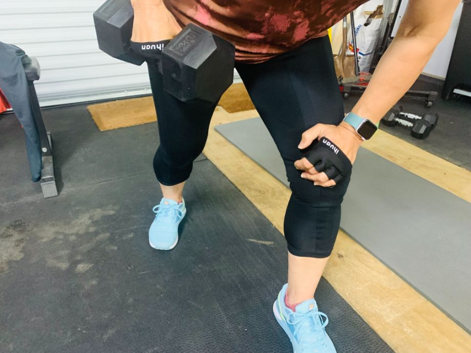 Woman using the Ihuan partial workout gloves