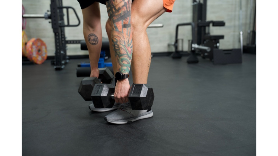 Our tester lifting dumbells while wearing KURU ATOM Shoes.