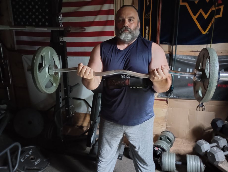 Man Doing Curls With Noco Arm Trainer