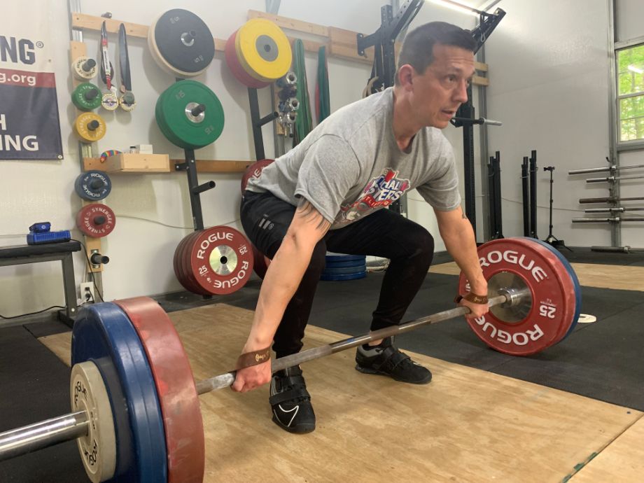 Man performing a snatch with Onyx Straps