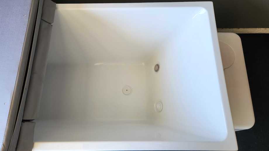 An image of the inside of the Plunge Evolve XL cold tub