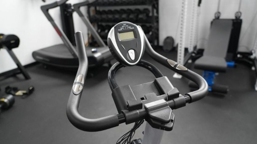 Pooboo indoor cycling bike review monitor and handlebars