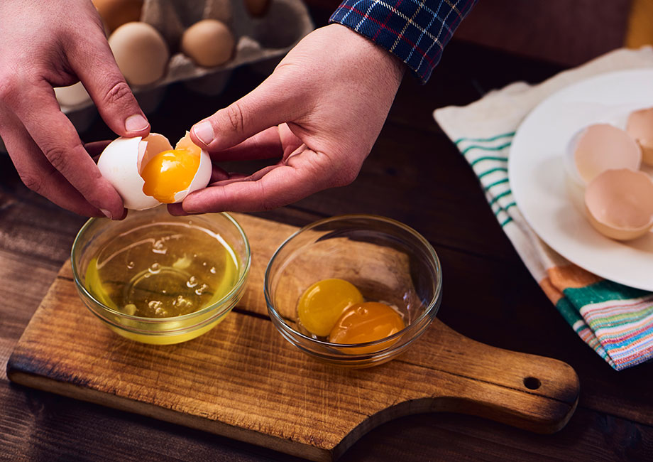 separating-eggs-from-egg-whites