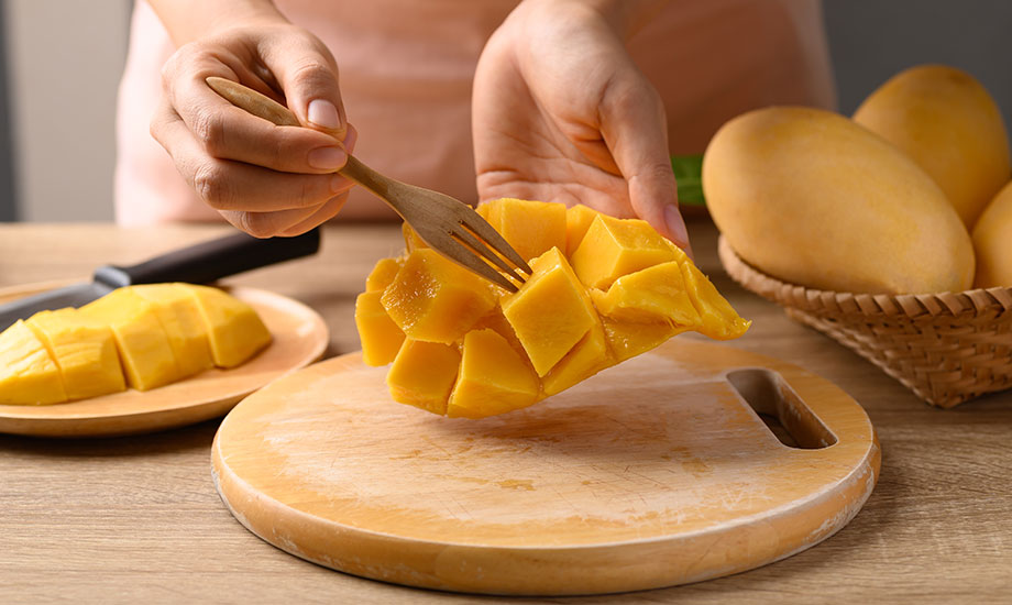 separating-mango-pieces-with-a-fork