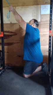 Man doing single-arm lat pulldown in the squat rack