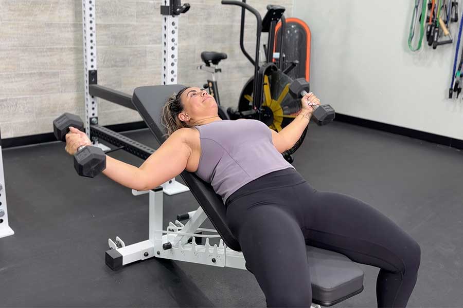 https://www.garagegymreviews.com/wp-content/uploads/woman-doing-an-incline-chest-fly.jpg