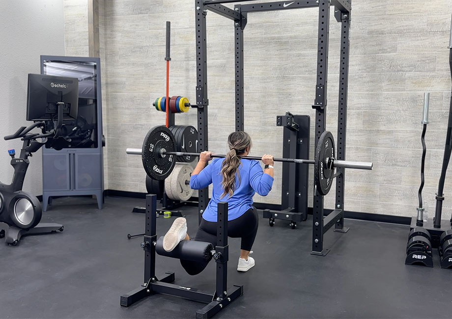 woman-doing-barbell-bulgairian-split-squat