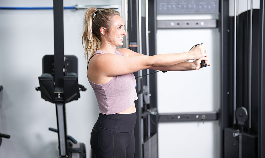 woman-doing-cable-pallof-press