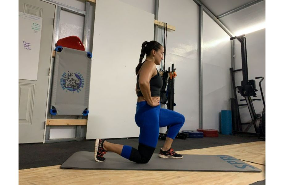 woman doing lunges wearing powerlix knee sleeves