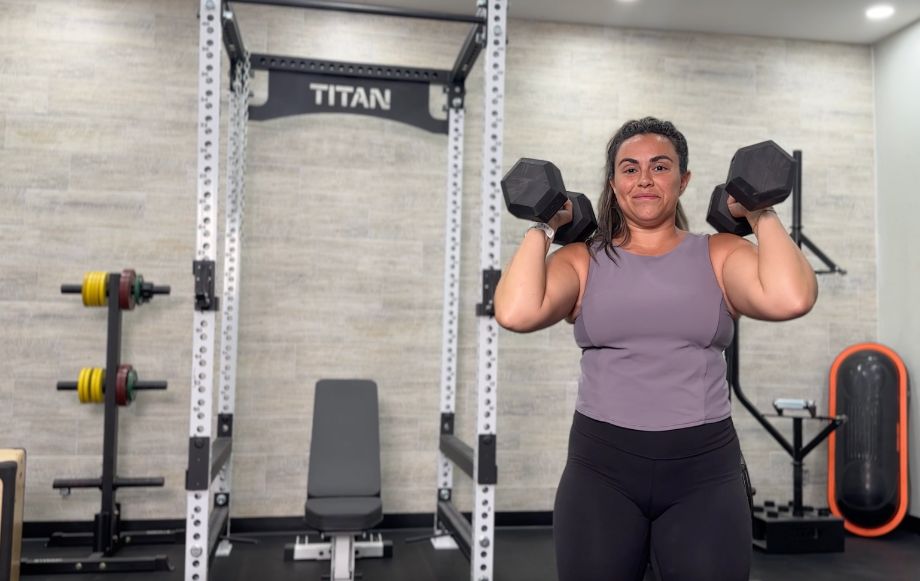 woman lifting dumbbells