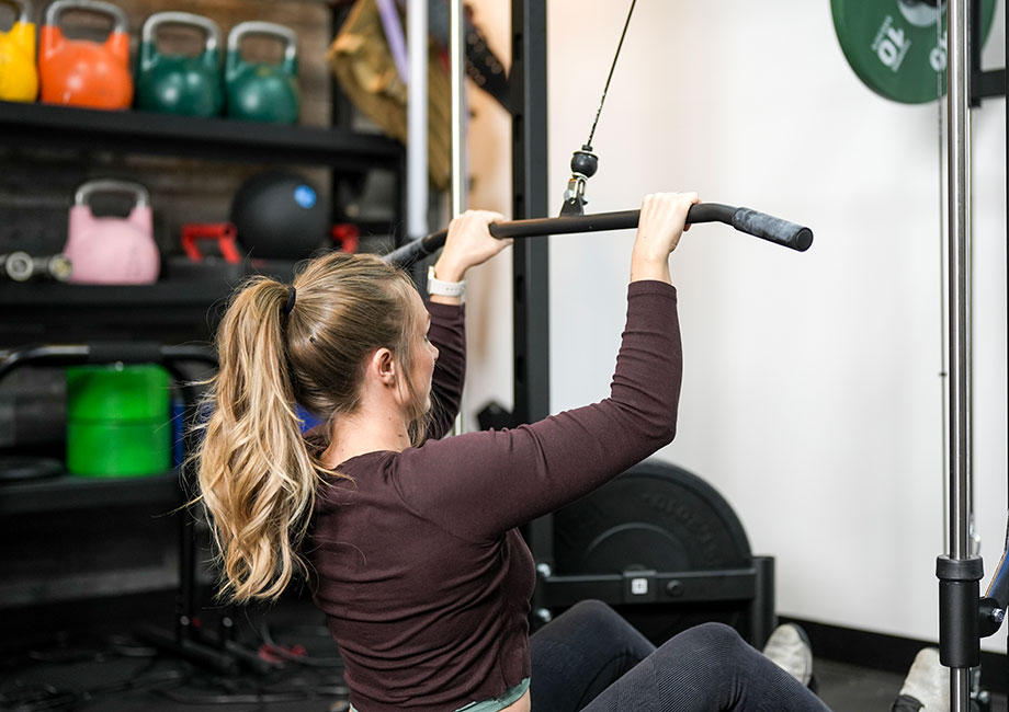 woman-performing-close-grip-pulldown