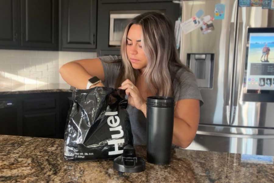 https://www.garagegymreviews.com/wp-content/uploads/woman-scooping-huel-black.jpg