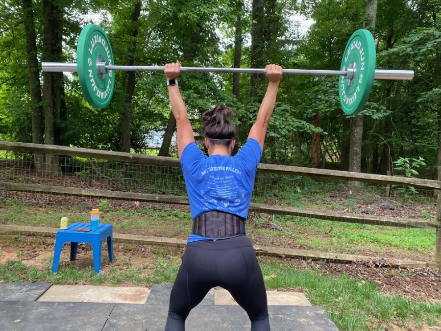 A woman using the 2POOD Metcon Belt