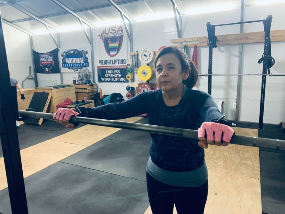 Woman wearing SIMARI weightlifting gloves