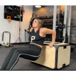 woman doing box dips with correct form